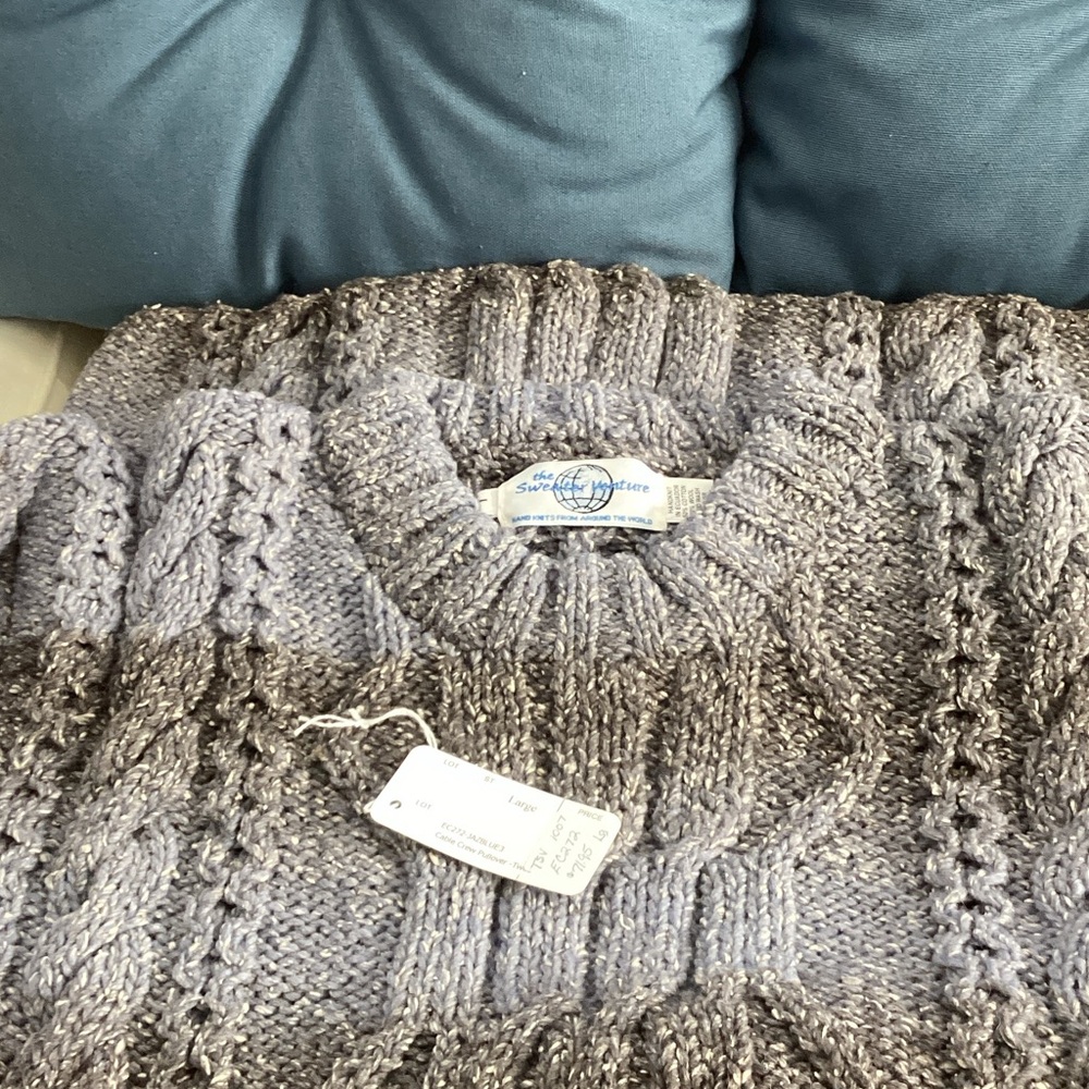 Warm & cozy Classic Chunky Cable Knit Sweater in Gray and Blue Size Large